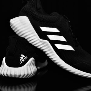 Schwarze Adidas-Schuhe mit weißen Streifen