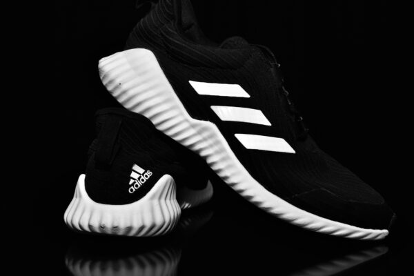 Schwarze Adidas-Schuhe mit weißen Streifen