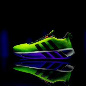 Grüner Sneaker vor schwarzem Hintergrund