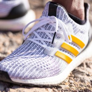 Sportlicher Schuh auf steinigem Untergrund